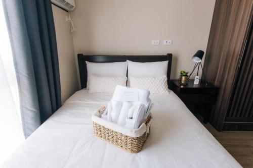 A bed or beds in a room at The Onyx at One Regis Upper Penthouse flat