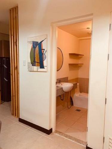 La salle de bains est pourvue d'un lavabo et de toilettes. dans l'établissement Spacious 2BR near Uptown BGC, à Manille