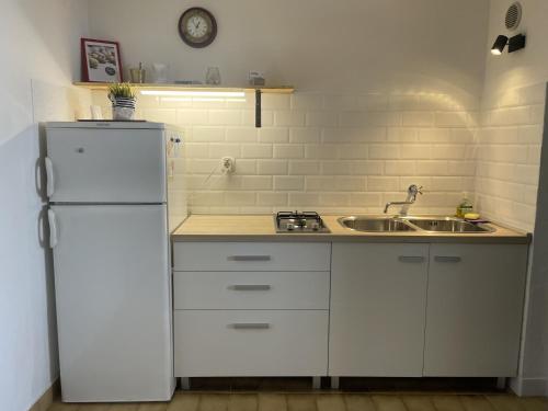 een keuken met een witte koelkast en een wastafel bij Apartments by the sea Stomorska, Solta - 5190 in Stomorska