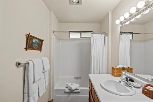 bagno bianco con lavandino e doccia di The River House a Rogue River
