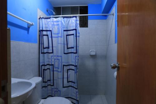 y baño con ducha, aseo y lavamanos. en HOTEL ABANCAY, en Abancay