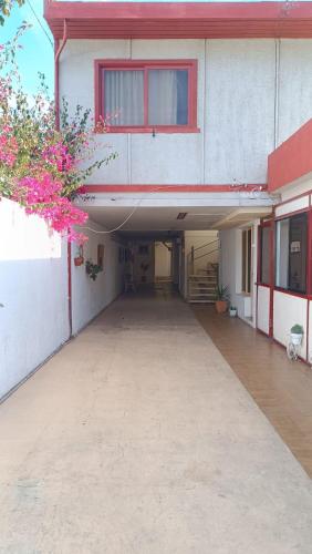 an empty parking lot of a building with a window at Residencial familiar EL Valle in Copiapó