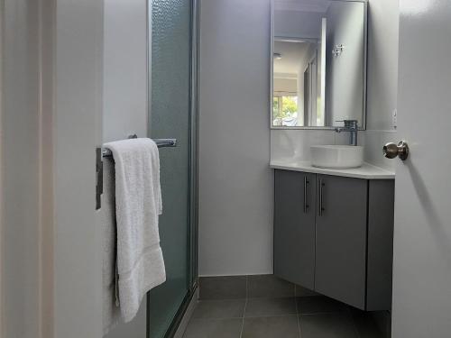 een badkamer met een wastafel en een spiegel bij BIG4 Perth Midland Tourist Park in Middle Swan
