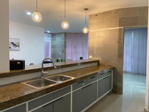 a kitchen with a sink and a mirror at Departamento colonia Carrizal in Villahermosa
