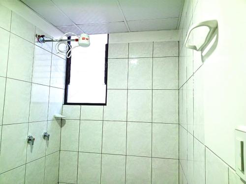 uma casa de banho com chuveiro e cabeça de chuveiro em Jhonyximena em Copacabana