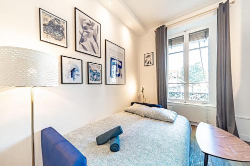a bedroom with a blue bed and a window at Le petit Charlemagne- Studio Rénové -Perrache in Lyon