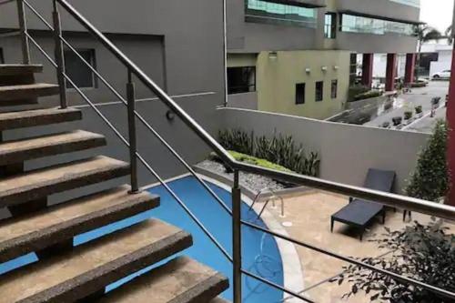- une vue sur les escaliers d'un immeuble avec piscine dans l'établissement Suite 211, à Quito