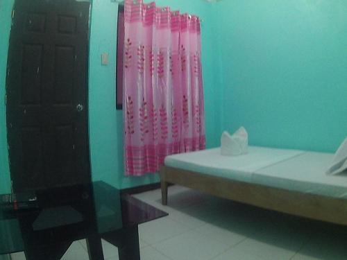 Lang2 place : غرفة نوم مع سرير وستارة دش وردية