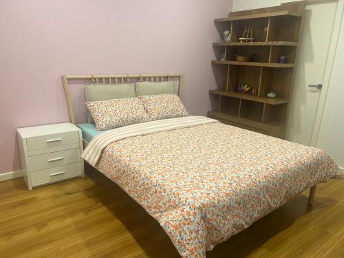 um pequeno quarto com uma cama com uma mesa de cabeceira e uma cama sidx sidx sidx em Private Rooms in Clayton South Near Monash Uni em Clayton North