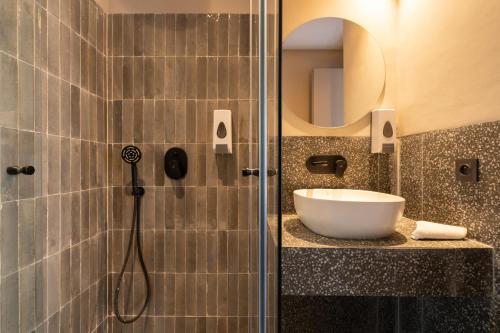 a bathroom with a sink and a shower at TWENTY SIX ANFA LUXURY RESIDENCE by Shortstaymaroc -Hyper Centre -Parking in Casablanca