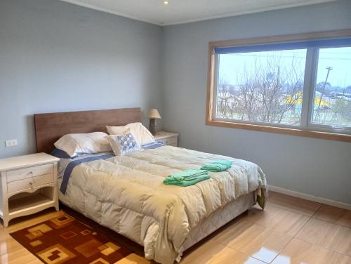 a bedroom with a bed and a window at Hostal Don Luis in Purranque