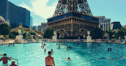 eine Gruppe von Personen in einem Pool vor dem Eiffelturm in der Unterkunft Attractive Unit by Paris Casino Heart of Strip Las Vegas in Las Vegas