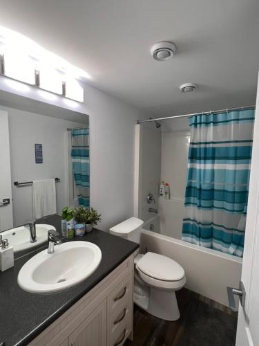Koupelna v ubytování Well furnished Basement Suite-With Private Entrance
