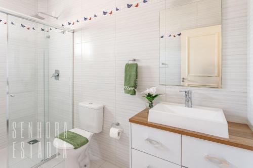 ein Badezimmer mit Toilette, Waschbecken und Dusche in der Unterkunft Mansão Sky View Vista Panorâmica Luxo na Serra in Rancho Queimado