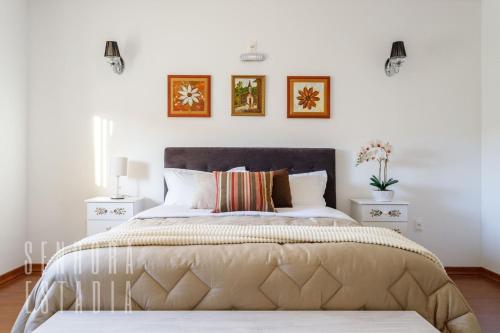 ein Schlafzimmer mit einem großen Bett mit zwei Nachttischen in der Unterkunft Mansão Sky View Vista Panorâmica Luxo na Serra in Rancho Queimado