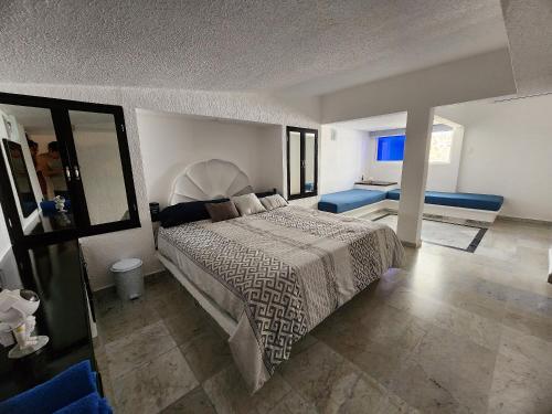 a bedroom with a large bed in a room at Secretos del Sol Acapulco villas a 5 minutosdel mar in Acapulco