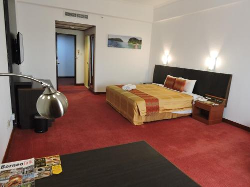 Ένα ή περισσότερα κρεβάτια σε δωμάτιο στο Hotel Grand Continental Kuching
