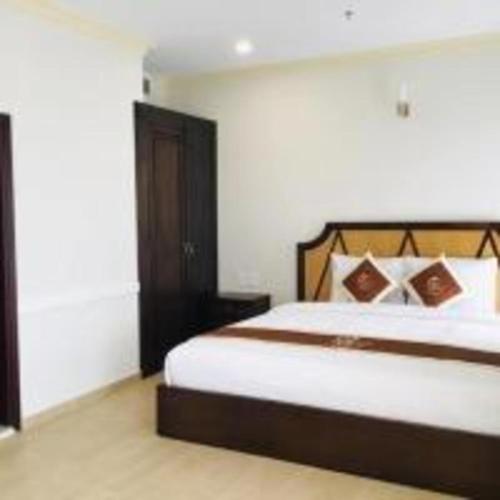 a bedroom with a large bed in a room at Quê Tôi Hotel in Soc Trang