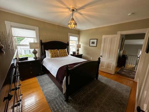 1 dormitorio con cama y lámpara de araña en Melrose 5-bedroom house en Melrose