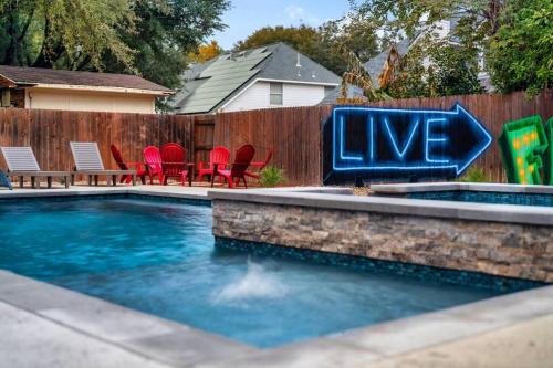 Bazén v ubytování Sun Filled Home W Gorgeous Pool HotTub Gameroom nebo v jeho okolí