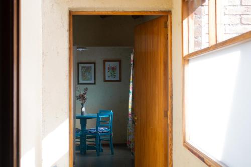 una puerta que conduce a una habitación con mesa y sillas en Andes Home 4 en Mendoza