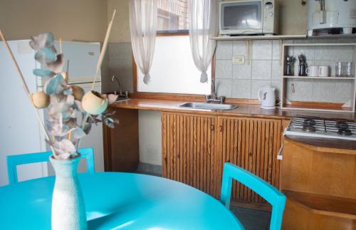 cocina con mesa y mesa azul en Andes Home 4 en Mendoza