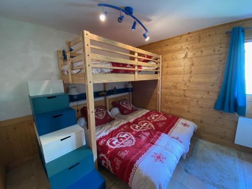 - une chambre avec des lits superposés et des tiroirs bleus dans l'établissement Appartement 6 pers. avec piscine chauffée, grande terrasse, parking, Crest-Voland - FR-1-733-139, à Crest-Voland