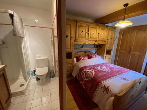une chambre avec un lit et une salle de bain avec WC dans l'établissement Appartement 6 pers. avec piscine chauffée, grande terrasse, parking, Crest-Voland - FR-1-733-139, à Crest-Voland