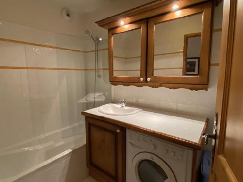 une salle de bain avec une machine à laver et un lavabo dans l'établissement Appartement Avec Piscine, Terrasse, et WIFI - 8 Personnes - FR-1-733-138, à Crest-Voland