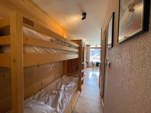 Cette chambre comprend 2 lits superposés et un couloir. dans l'établissement Studio skis aux pieds, ensoleillé avec balcon et Wi-Fi à Morzine - FR-1-679-5, à Morzine