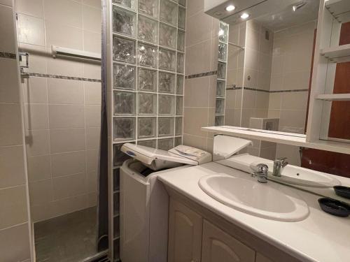 une salle de bain avec un lavabo et un miroir dans l'établissement Studio skis aux pieds, ensoleillé avec balcon et Wi-Fi à Morzine - FR-1-679-5, à Morzine