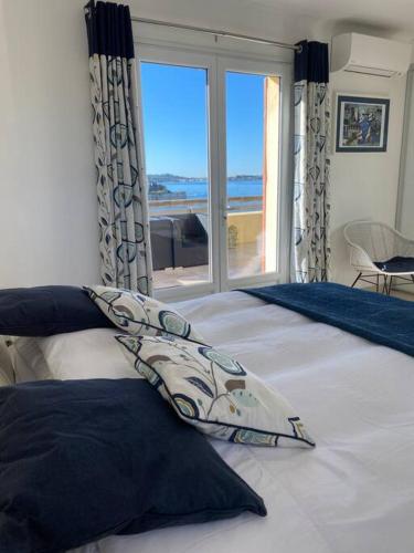 une chambre avec un lit avec vue sur l'océan dans l'établissement Penthouse au dessus de la mer, à Six-Fours-les-Plages