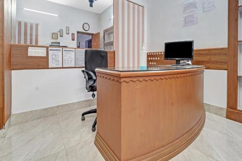 - un bureau avec un ordinateur dans l'établissement Collection O Ark Residency, à Irugūr