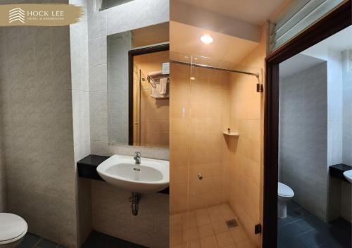 ein Bad mit einem Waschbecken und einem WC in der Unterkunft Hock Lee Hotel & Residences in Kuching