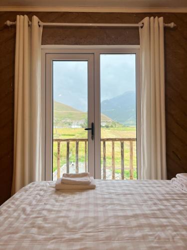 Ein Bett oder Betten in einem Zimmer der Unterkunft Altay Village Hotel