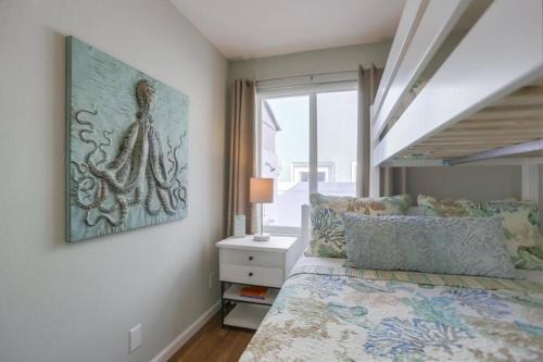 a bedroom with a bed and a painting on the wall at Beach-2-Bay 2br - Beach - AC - Patio in San Diego