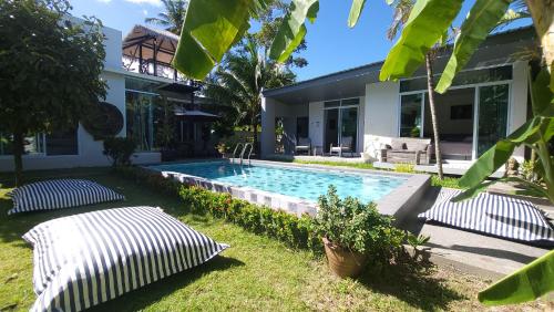 - une piscine dans l'arrière-cour d'une maison dans l'établissement Samui Paradise Villa, à Lipa Noi