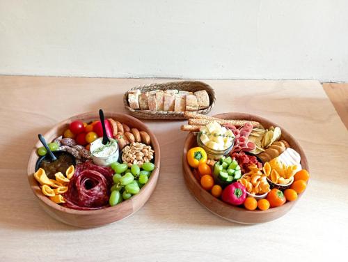 two wooden bowls filled with different types of food at La Ferme 1851 - Cabane Spa Nordique privé vue sur champ in Willems