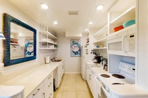 Kuchyň nebo kuchyňský kout v ubytování Two-story condo with pool, tennis & patio - 2 short blocks to the beach