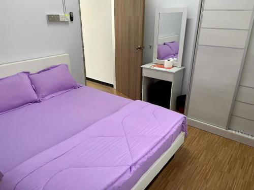 a purple bed in a room with a mirror at Kiri Kanan Bukit Homestay Kuala Kubu Bahru 左林右舍 in Kuala Kubu Baharu