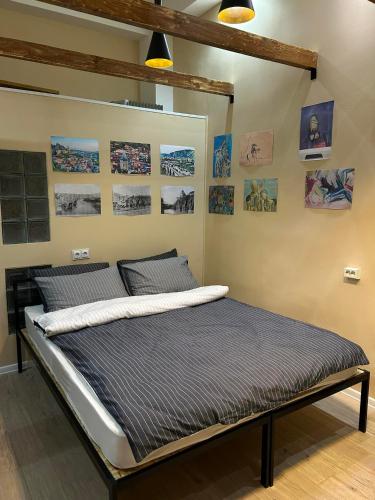 Un pat sau paturi într-o cameră la Noah Apartment