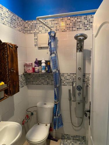 y baño con ducha, aseo y lavamanos. en Tanger, en Tánger