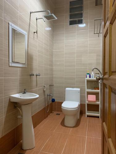 La salle de bains est pourvue de toilettes et d'un lavabo. dans l'établissement Sri Merbau Homestay, à Kuala Terengganu
