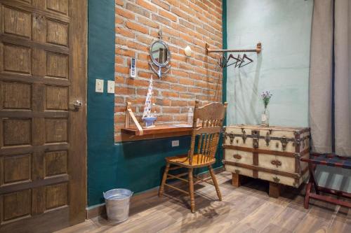 Cette chambre dispose d'une chaise et d'un mur en briques. dans l'établissement Aquamarina, à La Paz