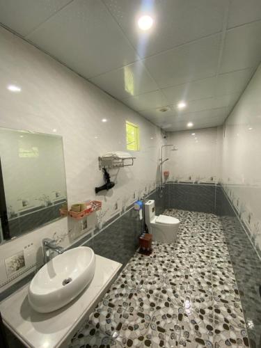 a bathroom with a sink and a toilet at TamCoc Việt Tân Homestay & Garden in Ninh Binh