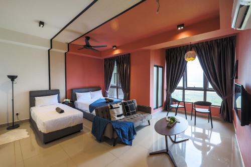 pokój hotelowy z łóżkiem i stołem w obiekcie Bali Residences @ Icon Stay Melaka w Malakce