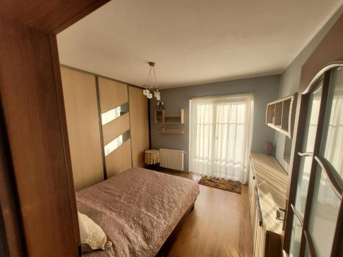 a small bedroom with a bed and a window at Apartament w centrum Kętrzyn Mazury in Kętrzyn