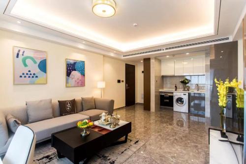 un soggiorno con divano e tavolo di B T Miele Executive Apartment - Qianhai Square Shenzhen a Shenzhen