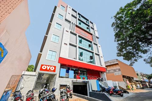 un edificio con moto parcheggiate di fronte di OYO VRK Residency a Kurmannapalem