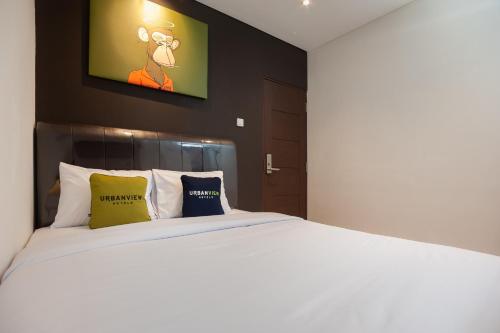 Postel nebo postele na pokoji v ubytování Urbanview Hotel Groovy Inn Tangerang